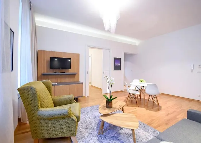 Apartament Centre Chic 2/4 *