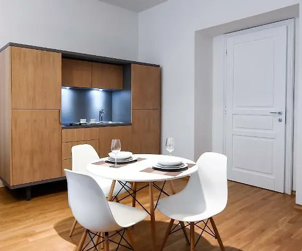 Διαμέρισμα Centre Chic 2/4 *