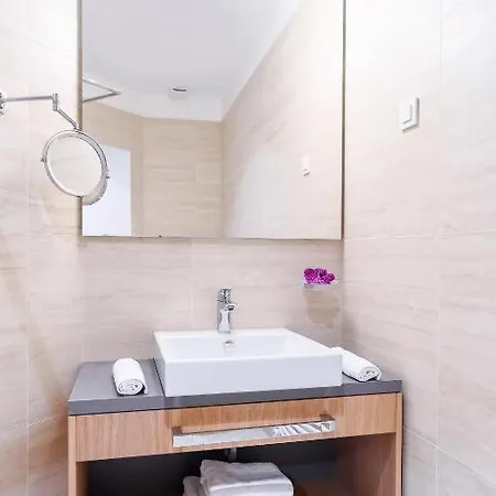 Centre Chic 2/4 דירה *