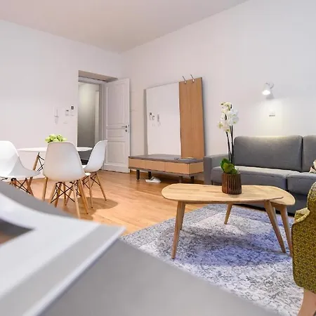 Centre Chic 2/4 דירה